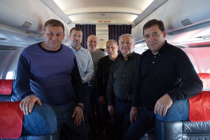 Евгений Куйвашев на борту самолета пожелал "Автомобилисту" удачи 