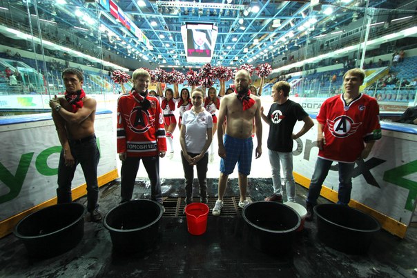 Болельщики «Автомобилиста» устроили массовое обливание в рамках IceBucketChallenge во время хоккейного матча 