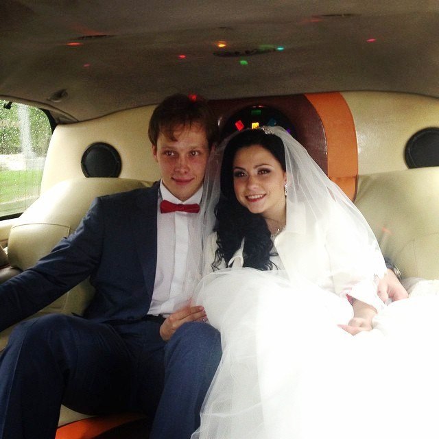 Ольга Бузова пришла на свадьбу в платье с разрезом